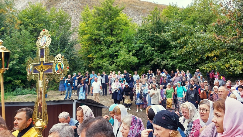 Паломники из Россоши помолились на престольном празднике в Белогорской обители и у святыни Покровского храма г. Павловска