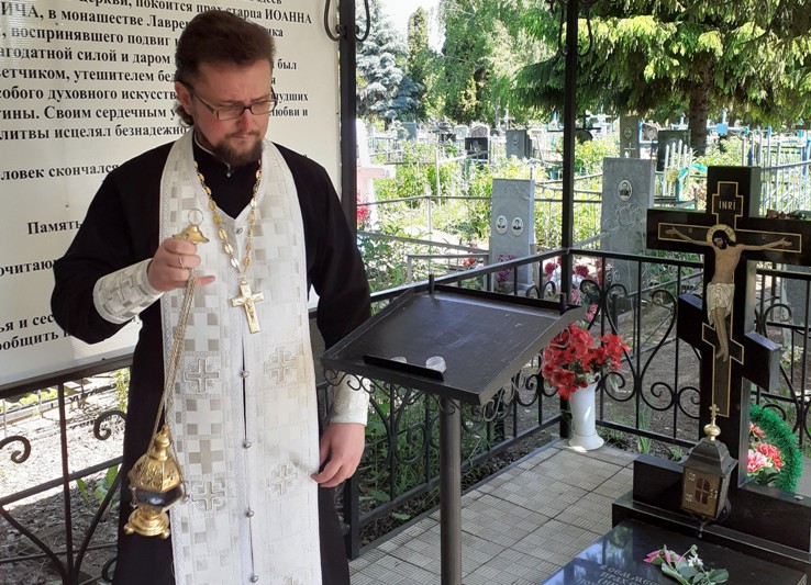 В Троицкую субботу острогожцы помолились на могиле местночтимого старца