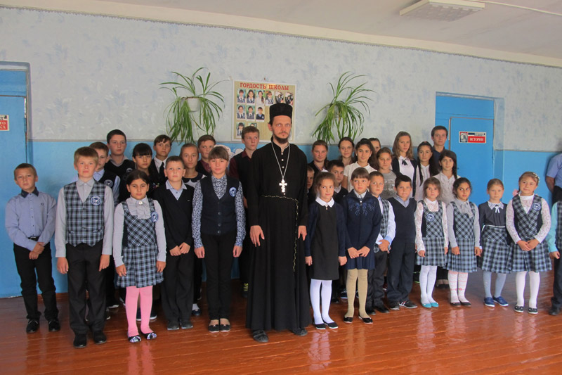 Священнослужитель поздравил школьников поселка Южный с началом нового учебного года