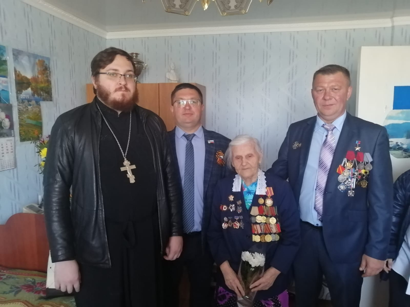 В День Победы священнослужители благочиния посетили ветеранов Россошанского района