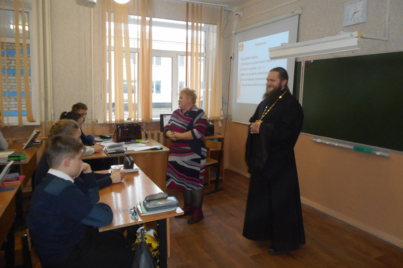 Священнослужитель посетил открытый урок в Верхнемамонском лицее