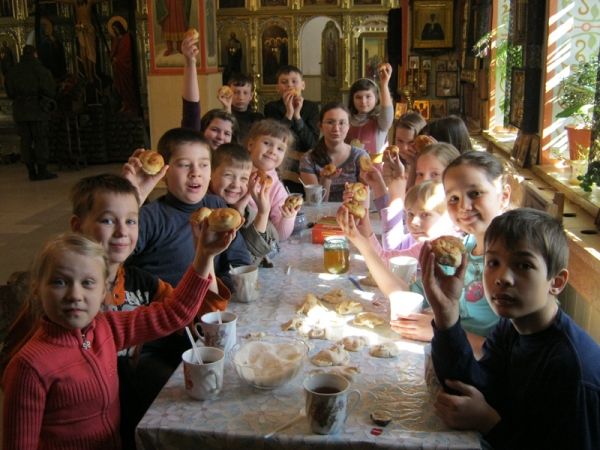 В воскресной школе храме Сретения Господня г. Острогожска прошел мастер-класс по выпечке жаворонков