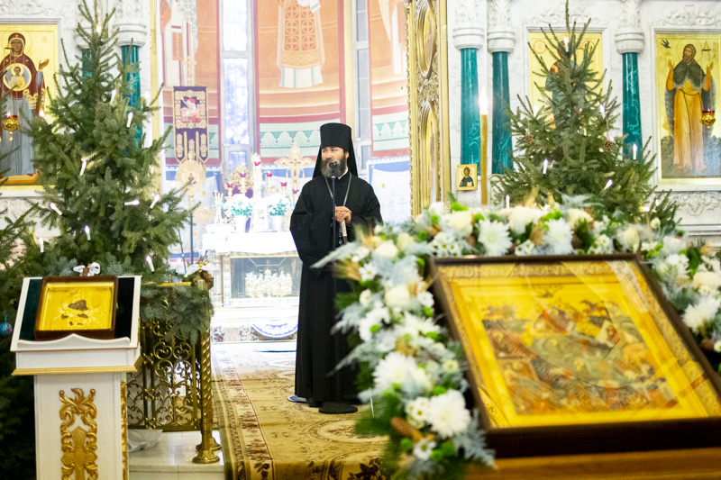 Глава Россошанской епархии совершил торжественное богослужение в Святую ночь Рождества Христова