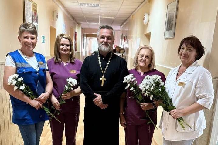 Клирик Россошанского благочиния посетил новокалитвенскую больницу