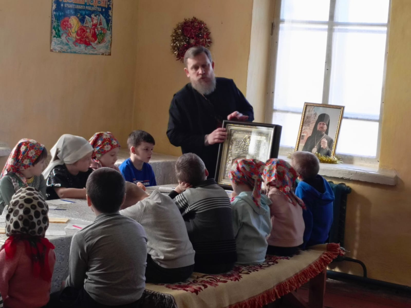 Клирик благочиния провел встречу с учениками Евстратовской СОШ и воспитанниками Евстратовского детского сада