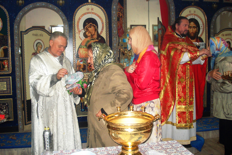 Священник поздравил женщин с Днем жен-мироносиц