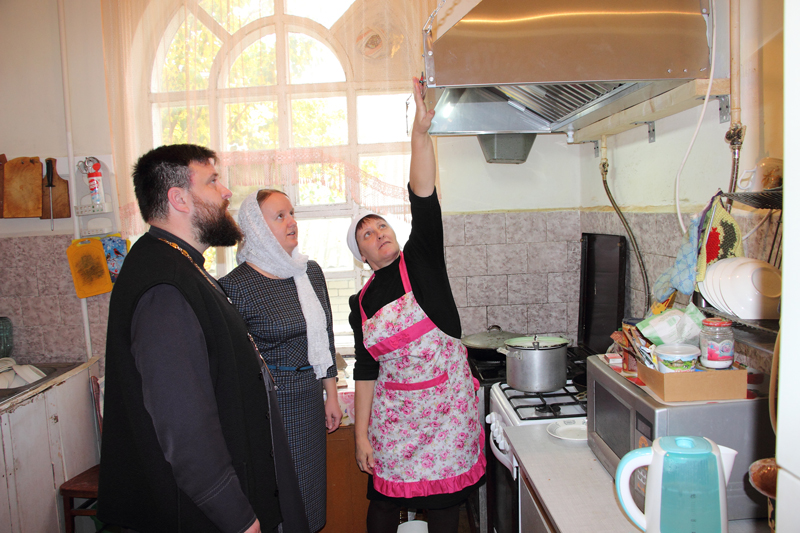 Благотворительный фонд "София" пожертвовал вытяжку для столовой богодельни