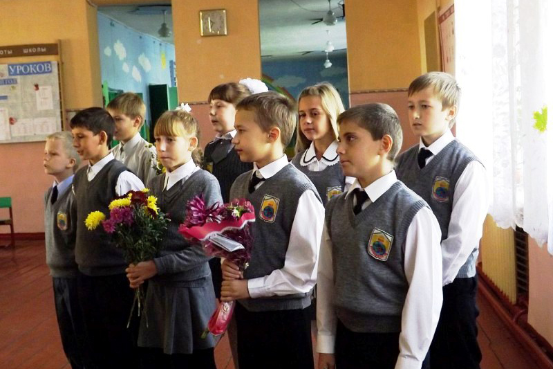 Верхнемамонские школьники поздравили педагогов с Днем учителя