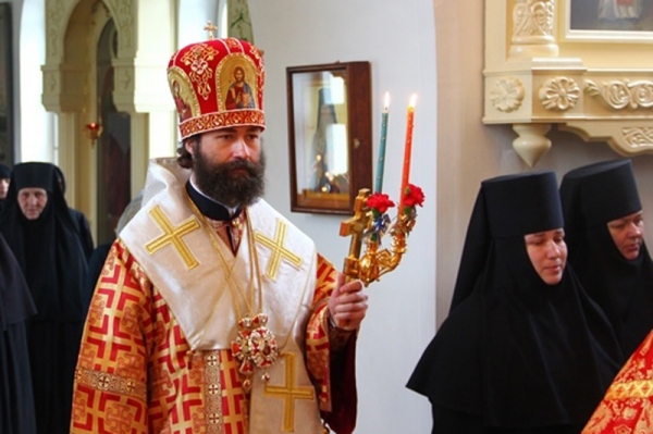 Епископ Россошанский и Острогожский Андрей совершил молебен Пасхальным чином и встретился с паломниками в Костомаровской обители