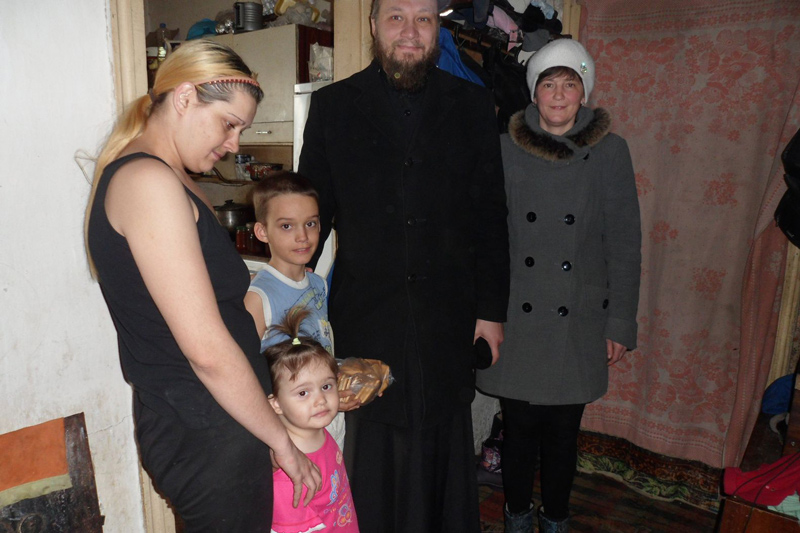 Посильную помощь многодетным семьям Воробьевского района