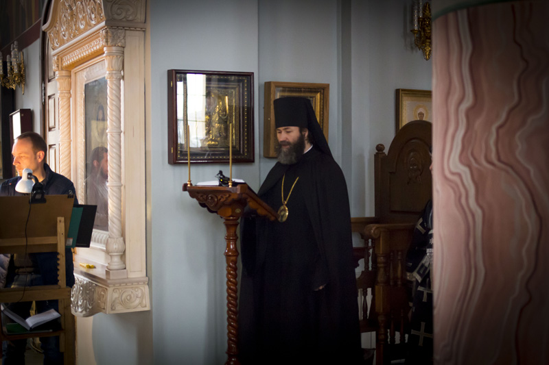 Епископ Россошанский и Острогожский Андрей молился за вечерним уставным богослужением