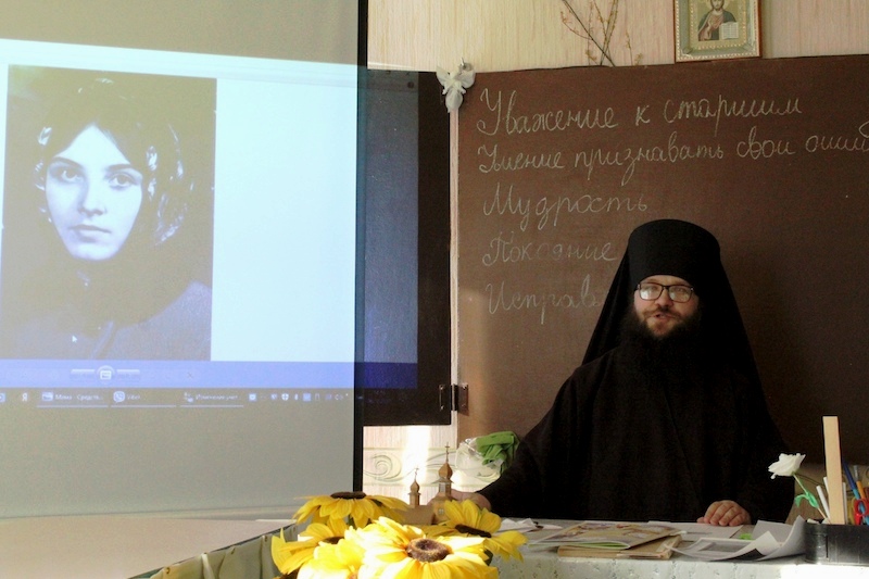 Клирик Тихоновского соборного храма встретился с представителями православной молодёжи