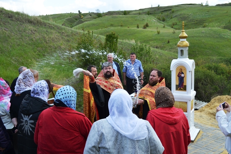 В селе Никольское-1 совершено освящение родника и часовни в честь иконы Божией Матери "Неупиваемая Чаша"