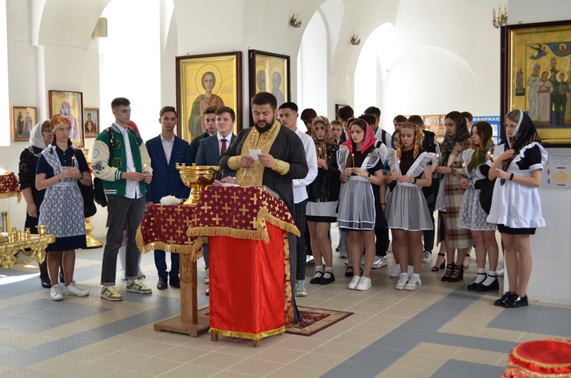 В Казанском храме был совершён чин молебного пения перед экзаменами с учениками старших классов