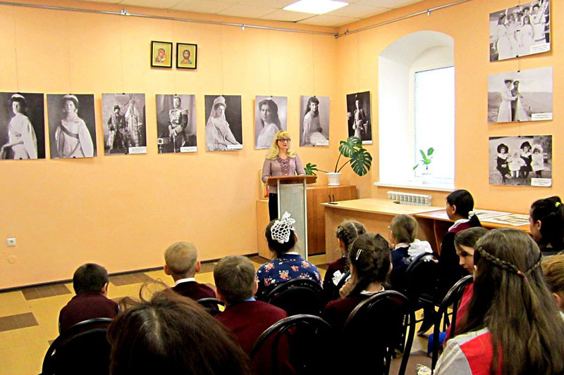 Школьники посетили фотовыстовку, посвященную царской семье