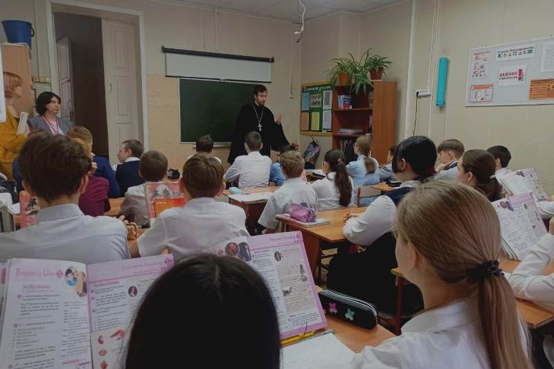 Священнослужитель благочиния провел открытый урок для учеников старших классов СОШ №25 г. Россошь