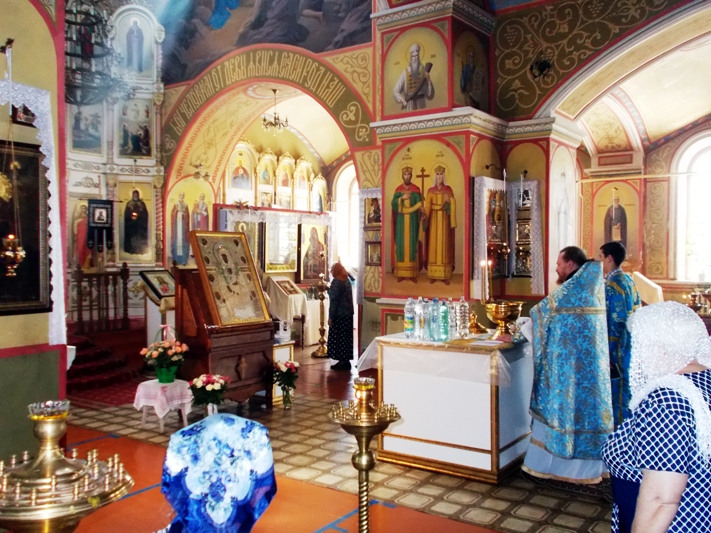 Святыне помолились в Михайло-Архангельском храме
