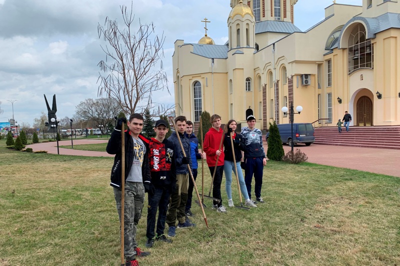 Волонтеры РКМПП поучаствовали в субботнике на территории Ильинского кафедрального собора