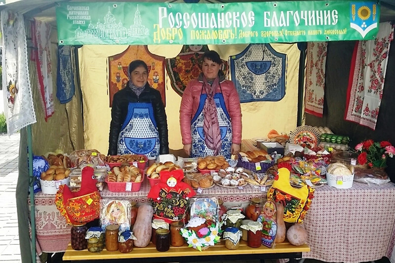 Жёны священнослужителей Россошанского благочиния приняли участие в традиционной благотворительной ярмарке