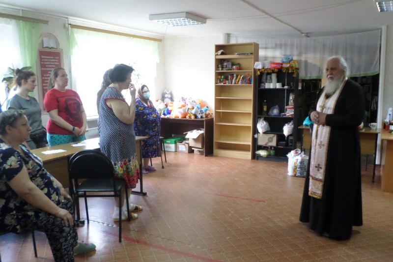 Представители благочиния посетили пункт временного проживания беженцев из ДНР и ЛНР