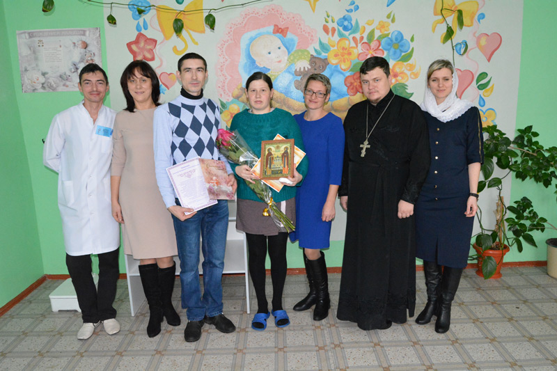 Благочинный Богучарского церковного округа поздравил роженицу с Рождеством Христовым