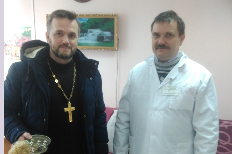 Иерей Николай Холодченко окропил административные здания сел крещенской водой
