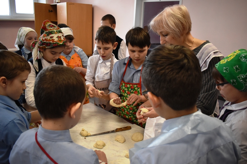Воспитанники Репьевской школы приняли участие в традиции выпекания жаворонков