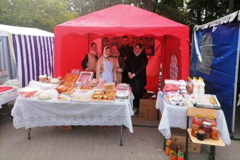 Калачеевское благочиние приняло участие в благотворительной ярмарке, приуроченной ко Дню жен-мироносиц