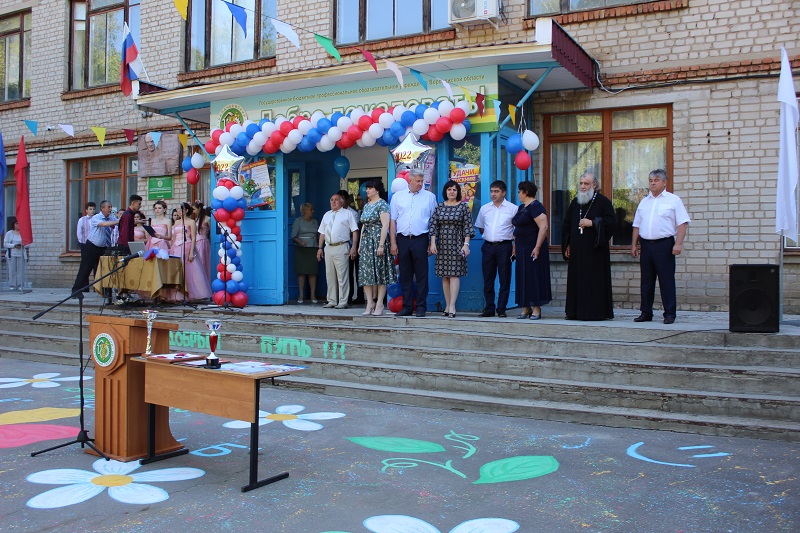 В Калачеевском аграрном техникуме состоялась торжественная линейка, посвящённая последнему звонку