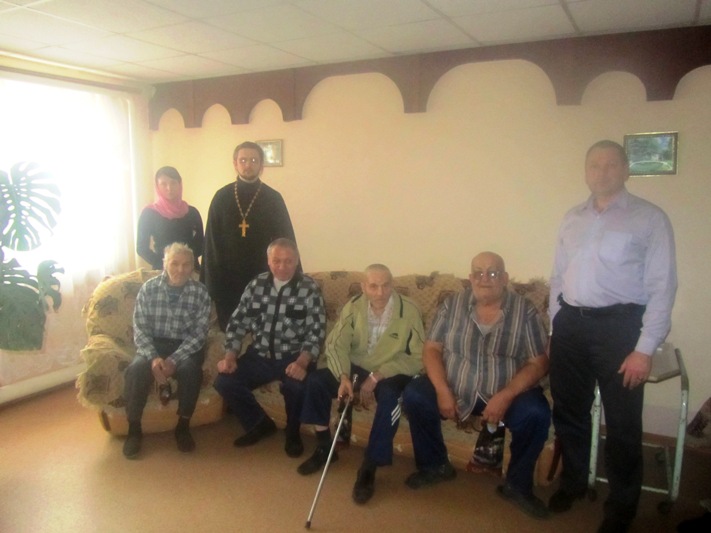 Благочинный Россошанского церковного округа посетил Россошанский дом-интернат для престарелых и инвалидов