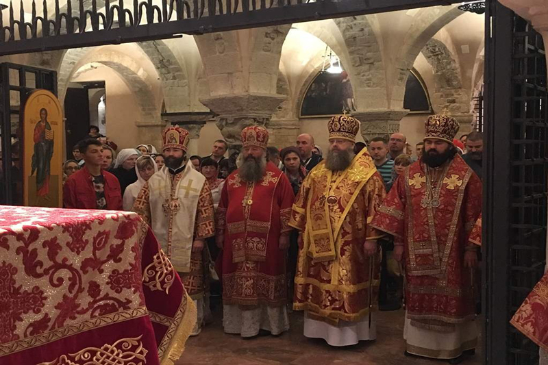 Сонм духовенства Русской Православной Церкви совершил Божественную литургию у мощей свт. Николая