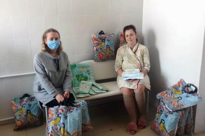 В Крещенский сочельник помощник благочинного посетила родильное отделение больницы Острогожска