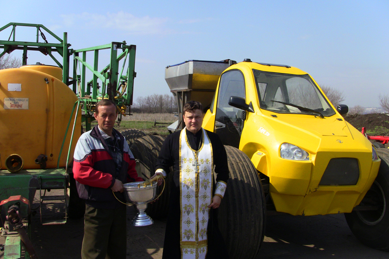 Священнослужитель освятил сельскохозяйственную технику ООО «Богучармельник»