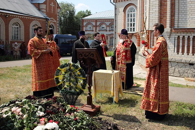 Митрополит Воронежский и Лискинский Сергий совершил заупокойную литию на могиле новопресталенного протоиерея Александра Долгушева