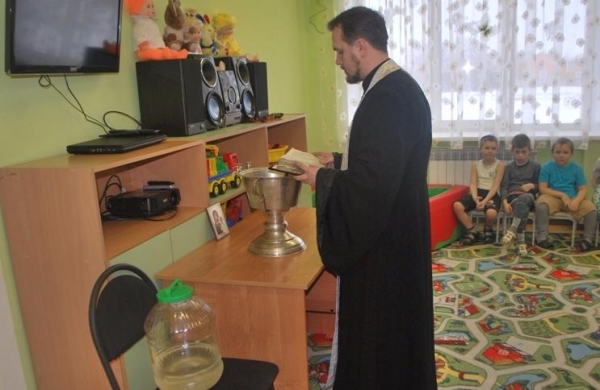 Настоятель Троицкого прихода иерей Николай Холодченко посетил детский сад в селе Терновка