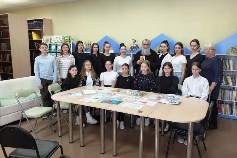В библиотеке Заброденского ДК состоялась беседа с учащимися местной СОШ