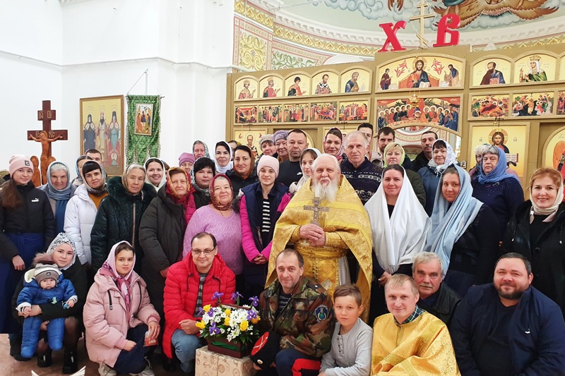 Прихожане храма Святаго-Духа с. Петренково поздравили настоятеля протоиерея Сергия Клейменова с 70-ти летием