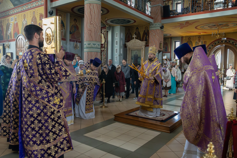 В четверг Страстной седмицы правящий архиерей совершил Литургию в Ильинском кафедральном соборе