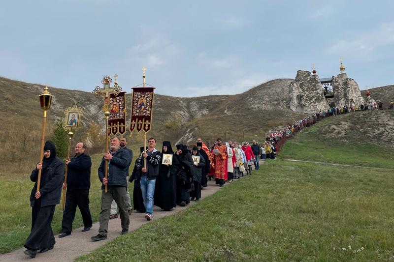 В Костомаровском женском монастыре встретили престольный праздник