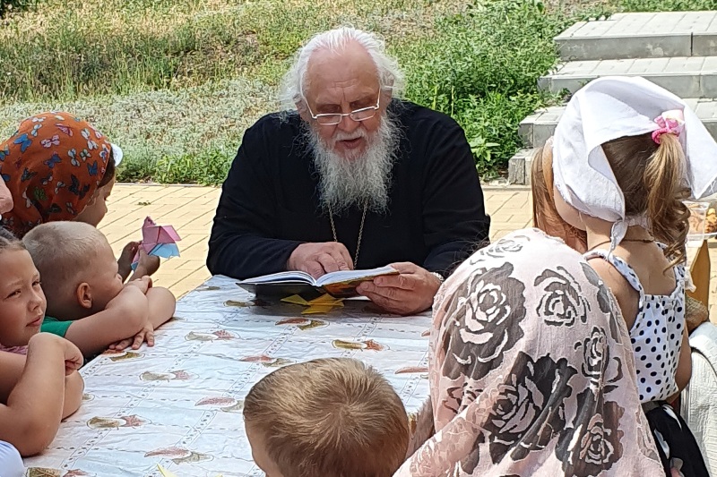 В храма Сошествия Святого Духа с. Петренково настоятель встретился с маленькими прихожанами