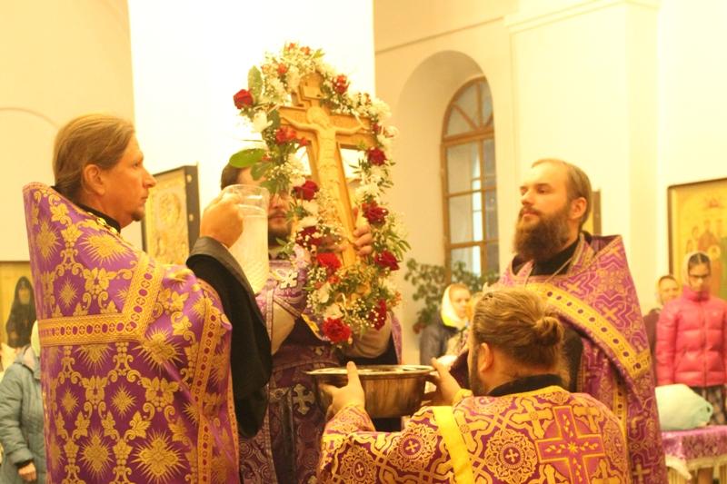 В Свято-Тихоновском соборном храме совершили чин Воздвижения Креста Господня