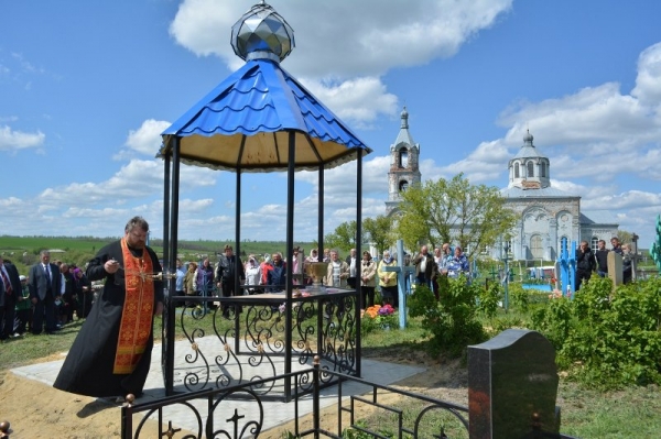На кладбище села Дальняя Полубянка, неподалёку от Вознесенского храма, состоялось открытие поклонного Креста-часовни