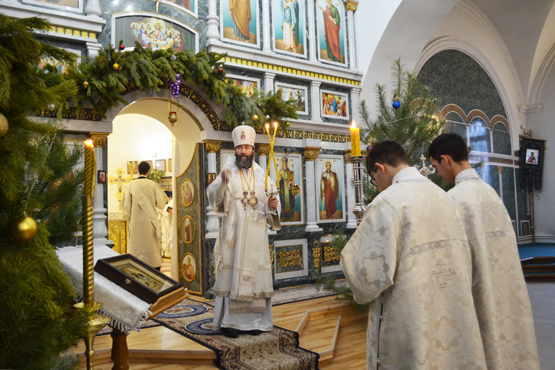 На Святочной неделе Архипастырь совершил богослужение в Казанском храме г. Павловска