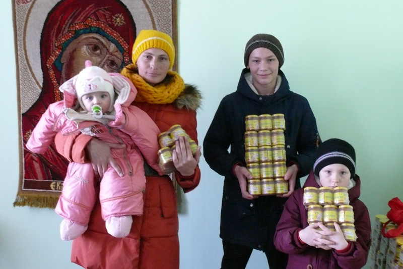 В Подгоренском благочинии многодетные семьи, одинокие мамы, пенсионеры  получили детское питание
