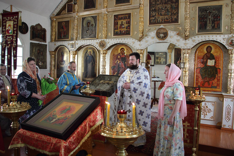 Иерей Сергий Папин поздравил жителей Каменки с Днем семьи