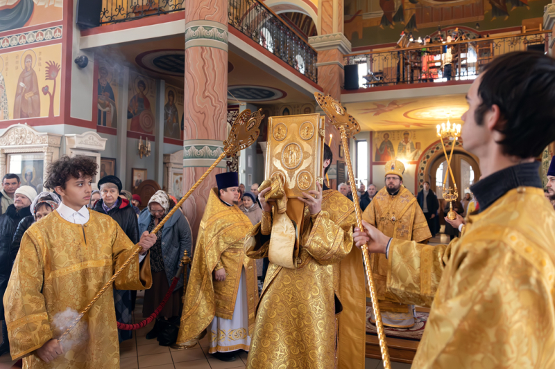 В Неделю сыропустную, воспоминание Адамова изгнания, епископ Дионисий совершил Божественную литургию в Ильинском кафедральном соборе