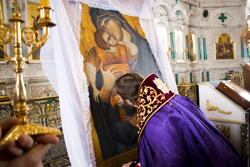 Преосвященнейший Андрей совершил молебное пение перед чудотворной иконой Божией Матери «Сладкое лобзание»