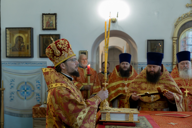 Преосвященнейший епископ Дионисий совершил Литургию в Казанском храме пгт Каменка