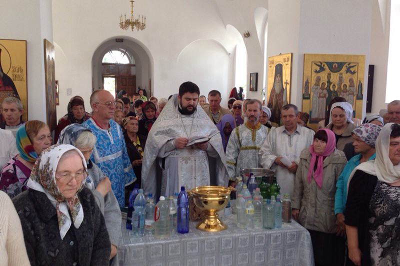 Священнослужители Павловского благочиния совершают молебен о прекращении обильных осадков