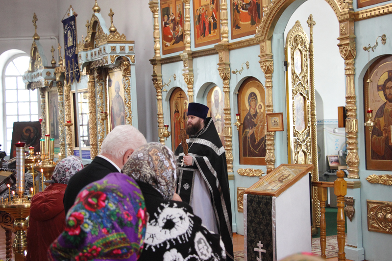 Соборная служба в Казанском храме поселка Каменка